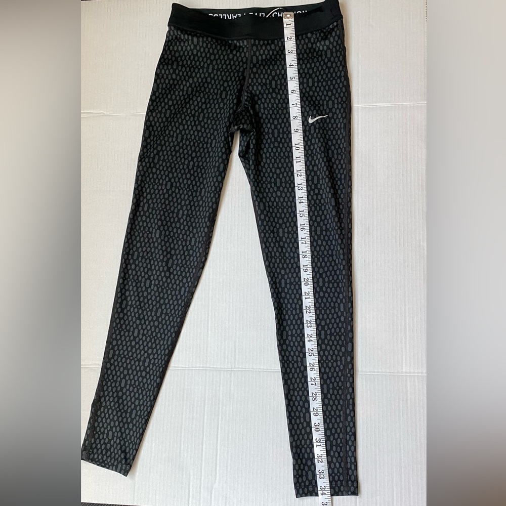 Women Nike comfy leggings in a size small.